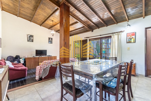 Excelente Casa Con Terreno Propio C/ Piscina - Parrilla - Lavadero - Calefacción - Gran Potencial