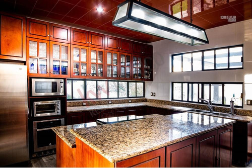 Casa En Venta De Una Planta Autosustentable Y Construida En Dos Lotes En Mayorazgo Residencial.