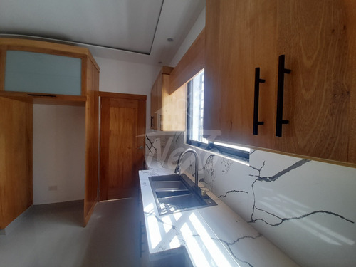 Interesante Casa Moderna Y Amplia En Venta Residencial Cerrado, Santiago Hfc-219