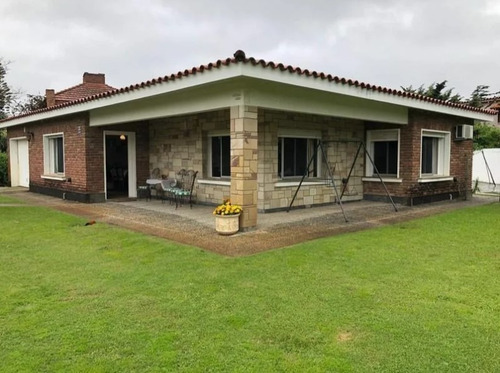 Sólido Chalet De 3 Dormitorios A 2 Cuadras De La Rambla