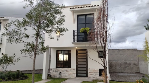 Casa En Venta En Sonterra, 2 Recamaras, 2.5 Baños, Alberca, Equipada, De Lujo!