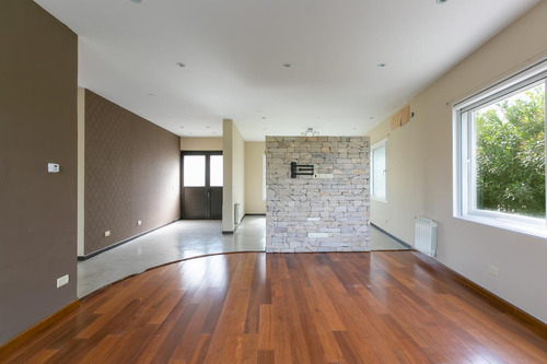 Venta Casa De 4 Ambientes Ubicada En Country Terravista, Zona Oeste.