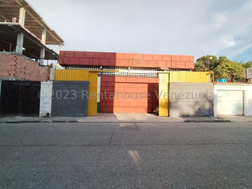 Kl Vende Amplio Edificio Y Galpón En El Este De Barquisimeto #24-9151