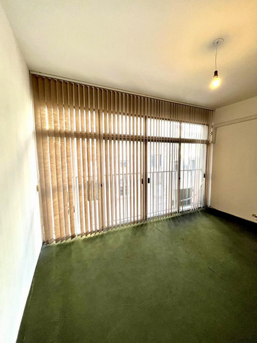 Amplia Oficina En Venta En Ciudad Vieja Montevideo