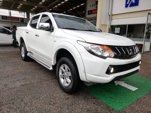 Imagen 2 de 13 de Mitsubishi L200 2018 2.4 Cabina Doble 4x2 Mt