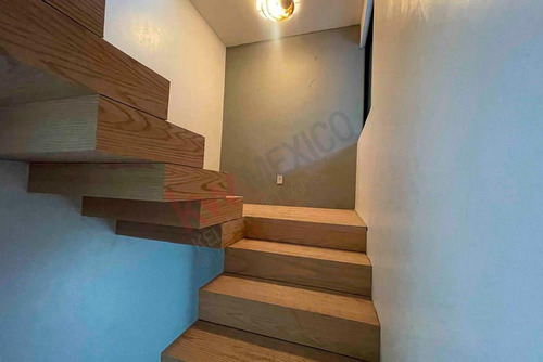 Espectacular Casa En Venta En Bosques De Las Lomas, Varios Niveles Con Jardín Y Remodelada