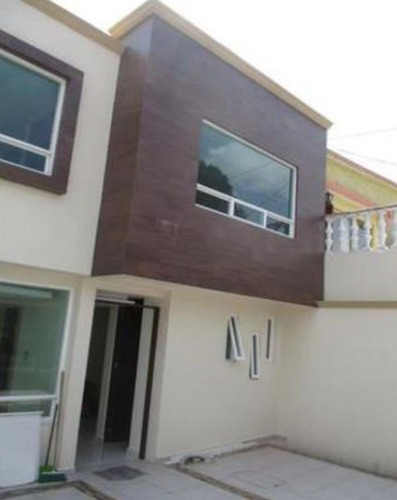 Casa De Dos Niveles Con Amplio Estacionamiento Frontal. Ce Encuentra Dentro De Una Privada Con Acceso Controlado Las 24hrs. Se Encuentra Muy Bien Ubicada Cerca De Calzada De Las Bombas Y Avenida C