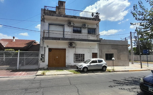 Venta De Departamento De 4 Ambientes + Galpón En Villa Luzuriaga. Consulte !!!