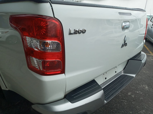 Imagen 6 de 12 de Mitsubishi L200 2018 2.4 Cabina Doble 4x2 Mt