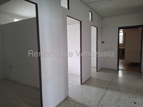 María Martínez Te Ofrece En Alquiler Este Espacioso Local Comercial Al Este De Barquisimeto, Piso De Granito, Área De Cocina, Ideal Para Centro Médico, Estético, Oficinas, Seguridad 24/7.