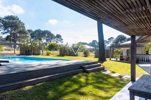Venta De Casa 5 Dormitorios En Pinar Del Faro José Ignacio Con Gran Jardin Parquizado (pfi7)