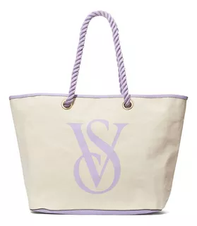 Bolso de playa de Victoria's Secret con marco de herrajes con el logotipo de la marca, correa de hombro de color dorado pajizo, color lila, diseño de tela lisa
