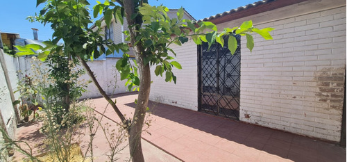 Casa En Buena Ubicación, Gran Patio.