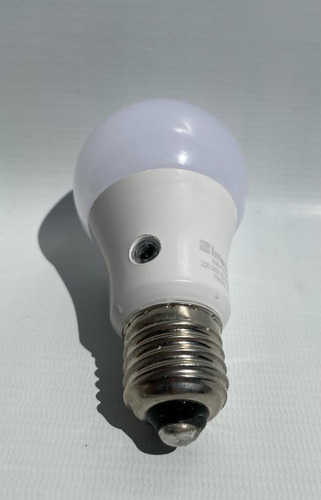 Imagen 6 de 10 de Lampara Led Con Fotocélula 10w E27 Luz Fría 220v Interelec