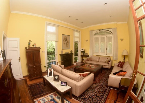 Imagen 3 de 15 de Residencia De Gran Categoría Con Fondo Y Parrillero A Pasos De La Rambla