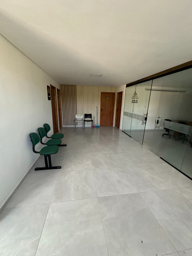 Prédio Comercial De 3 Andares Com 10 Salas E Galpão Moderno
