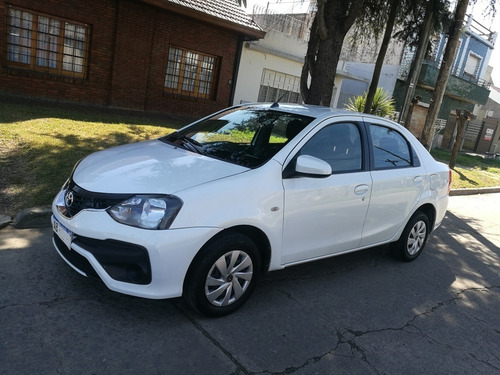 Toyota Etios 1.5 Xs 4 Puertas 2017 Excelente Permuto