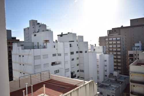Imagen 10 de 12 de Departamento De 3 Ambientes - A La Calle - Independencia 1000