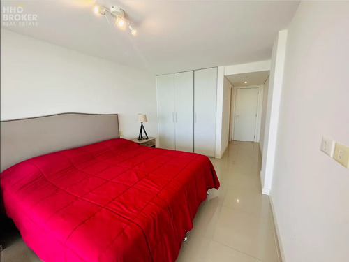 Apartamento De 2 Dormitorios En Venta, Playa Mansa, Punta Del Este.
