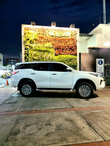 Imagen 2 de 11 de Toyota Fortuner
