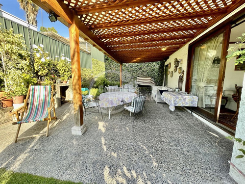Acogedora Casa En Venta De 6 Dorm. En Los Domínicos, Piscina