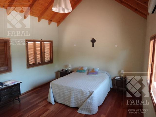 Casa Alquiler O Venta Santa Genoveva, 3 Dormitorios, 3 Baños, Quincho-garaje Y Jardín