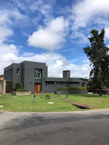 Casa En Venta De 4 Dormitorios En La Tahona