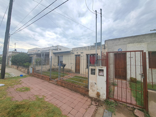 Casa En Venta. Barrio Rosedal. Con Patio.