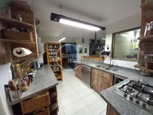 Casa En Venta De 5 Dorm. En La Florida