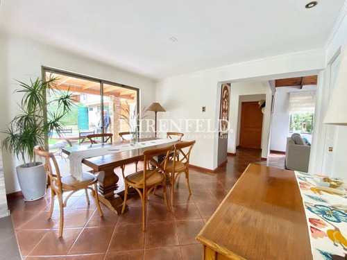 Los Romeros, Concón. Casa De Cómodos Espacios
