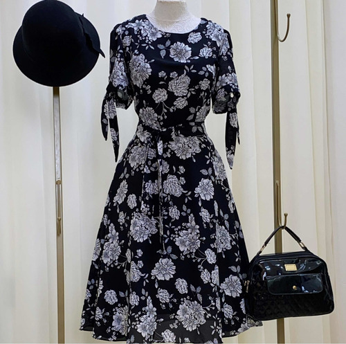 Imagem 6 de 9 de Vestido Midi Rodado Com Manga Preto Floral Branco