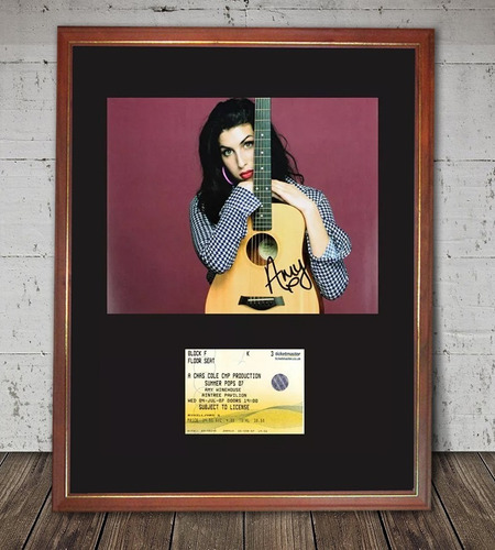 Amy Winehouse Foto Con Firma Y Entrada Recital Enmarcadas