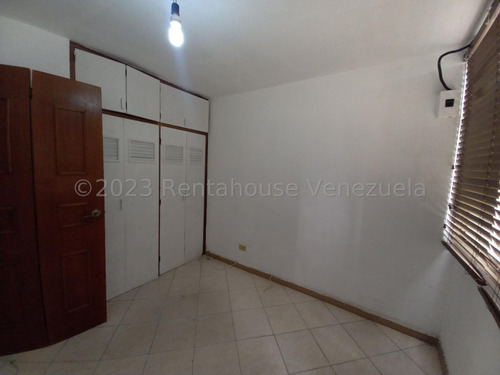Amplio Y Comodo Apartamento Para Diseñar A Su Estilo Con Detalles Mediterraneos En Piedra Y Madera, Con Excelente Ubicacion Zona Norte De La Gran Valencia, Piso Medio, Edificio Conservado