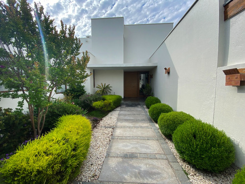 Preciosa Casa Recién Remodelada Con Un Gran Quincho