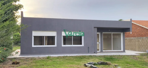 Venta Casa, Villa Argentina, 3 Dormitorios, 2 Baños, Cerca De La Playa.