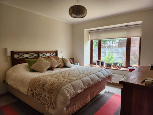 Casa De 200 M2, 3 Pisos, 4 D, 5 B, Isla Teja, Valdivia