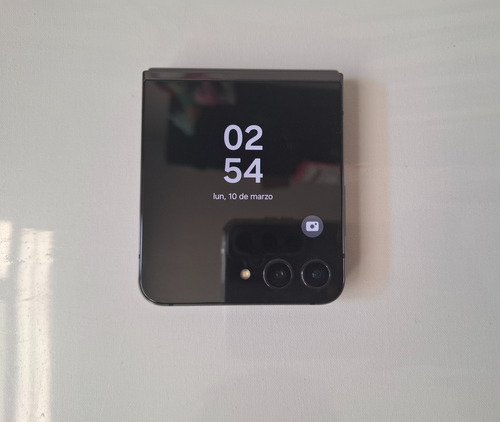 Celular Samsung Galaxy Z Flip 5 (Nuevo con caja abierta)