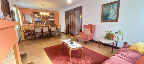 Casa En Venta De 5 Dormitorios En La Reina