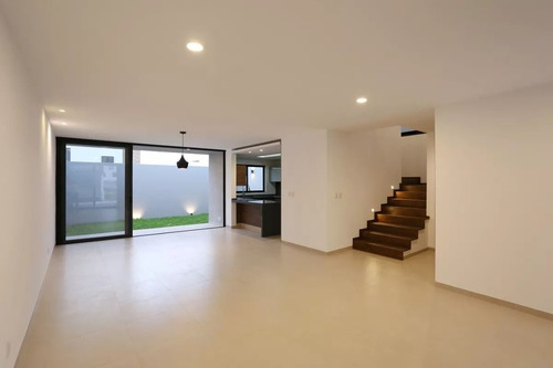 Residencia De Autor En Fracc. La Vista, 4ta Recámara En P.b, Alberca, 4 Baños