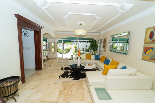 Imagen 9 de 26 de Confortable Mansión En San Isidro En Venta 2 Salas, Cocina, 6 Habitaciones Con Baños, 3 Cuartos De Servicio Con Baños, Terraza, Piscina, 2 Baños Por La Piscina, Marquesina 4 Carros, Paneles Solares.