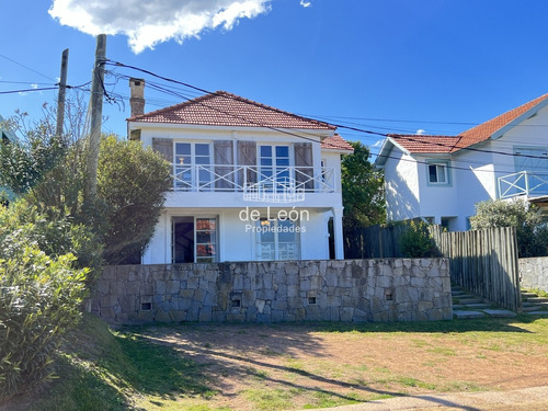 Casa En Montoya Con Excelente Vista Al Mar, De 4 Dormitorios Más Servicio 