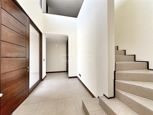 Casa En Venta De 4 Dorm. En Colina