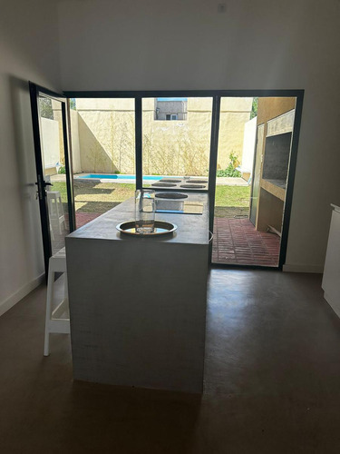 Casa En Venta - 2 Dormitorios 1 Baño - 170mts2 - Bolívar 