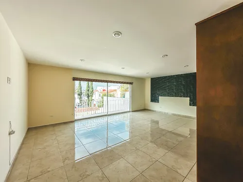Casa En Venta Con Recámara En Planta Baja En Rincones De La Calera.