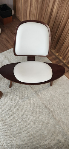 Poltrona Shell De Madeira E Estofado Corino Branco, Tenho 2 Branco Liso (Usado)