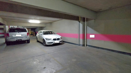 Lyon Con Las Violetas, Estacionamiento