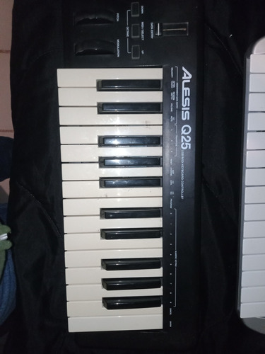 Alesis Q25 Controlador Midi