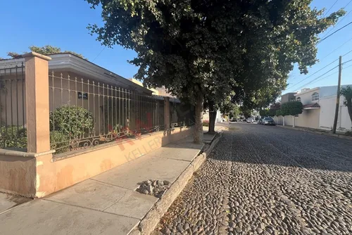 Casa En Chapultepec: 1 Piso, Confort Y Amplitud.