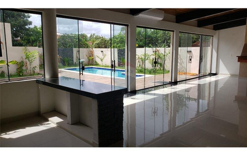 Vendo Lujosa Casa Con Piscina, A Pasos Del Circuito Comercial De Encarnación.