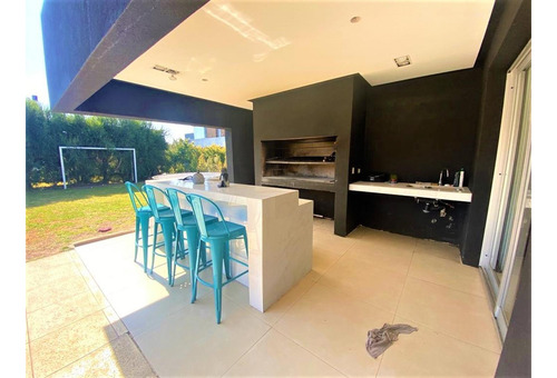 Impecable Casa 5 Ambientes. Digna De Ver